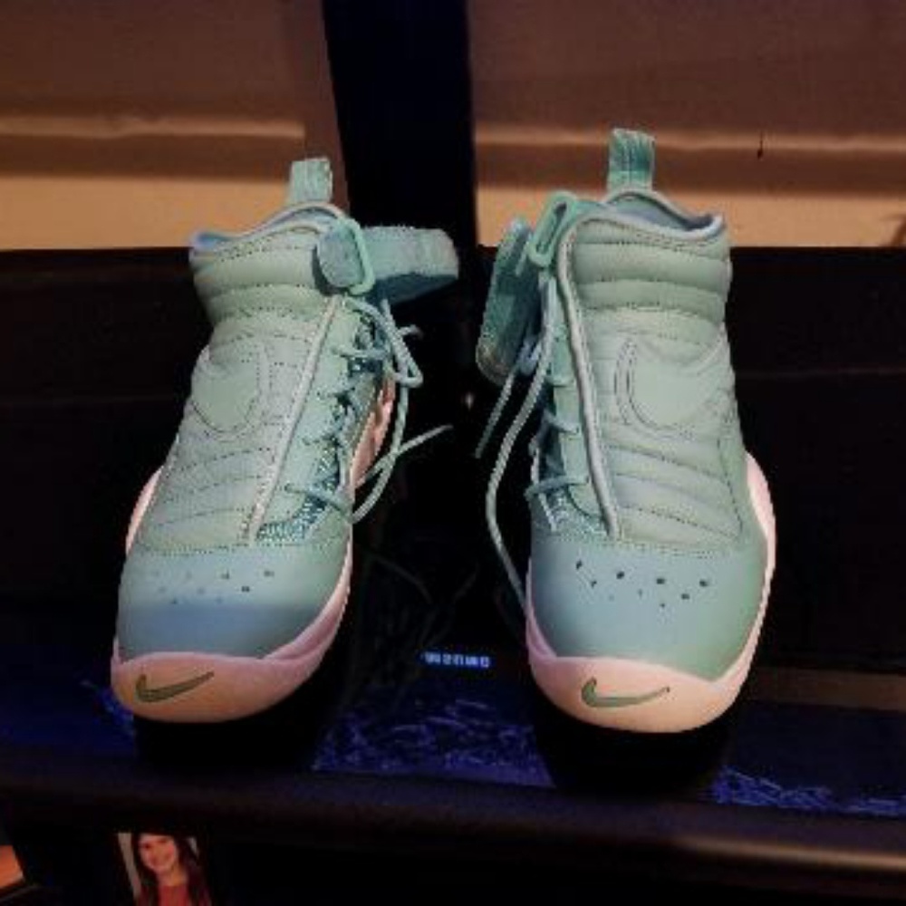 Women's Nike sneakers worn once boys 6 women's 7.5